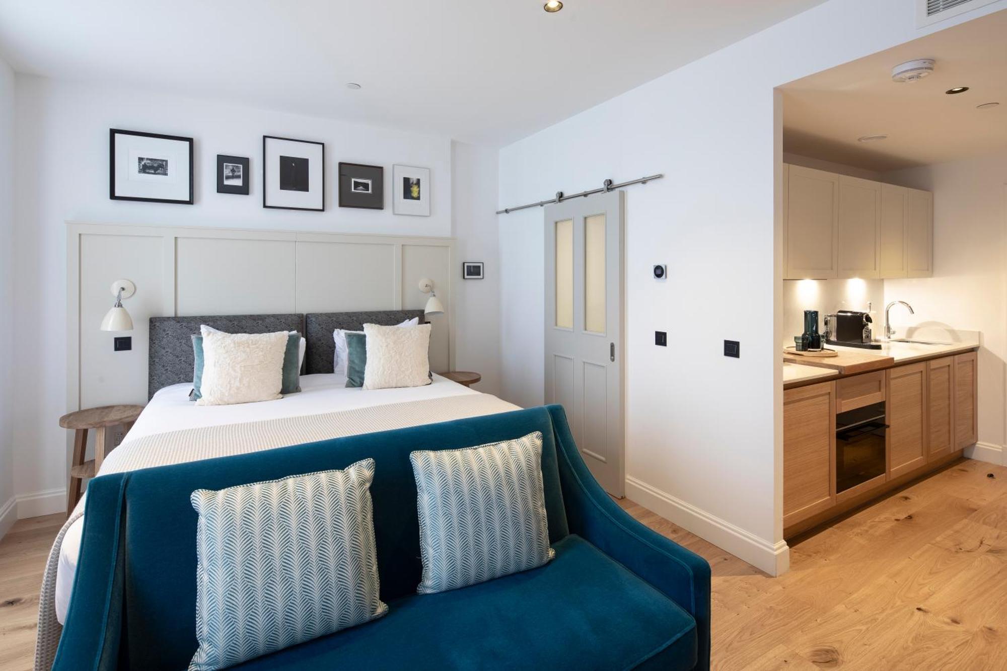 Апарт отель Cheval Old Town Chambers Эдинбург Экстерьер фото A studio apartment in London