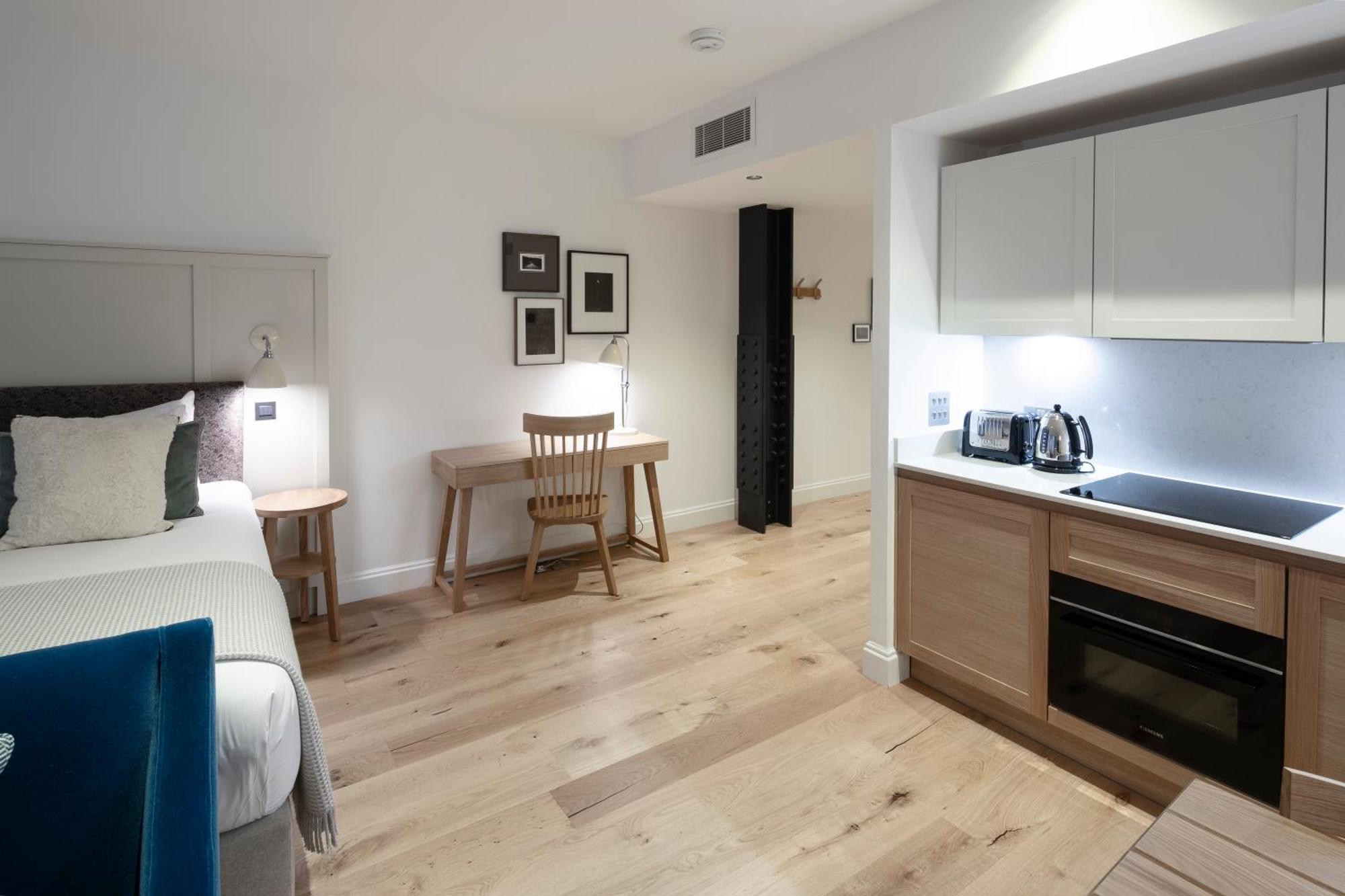 Апарт отель Cheval Old Town Chambers Эдинбург Экстерьер фото A studio apartment in London
